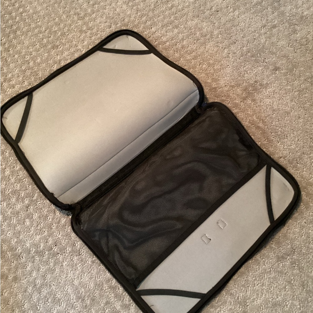 Shoreline padded laptop sleeve,zipper close,inside pocket, elastic to secure